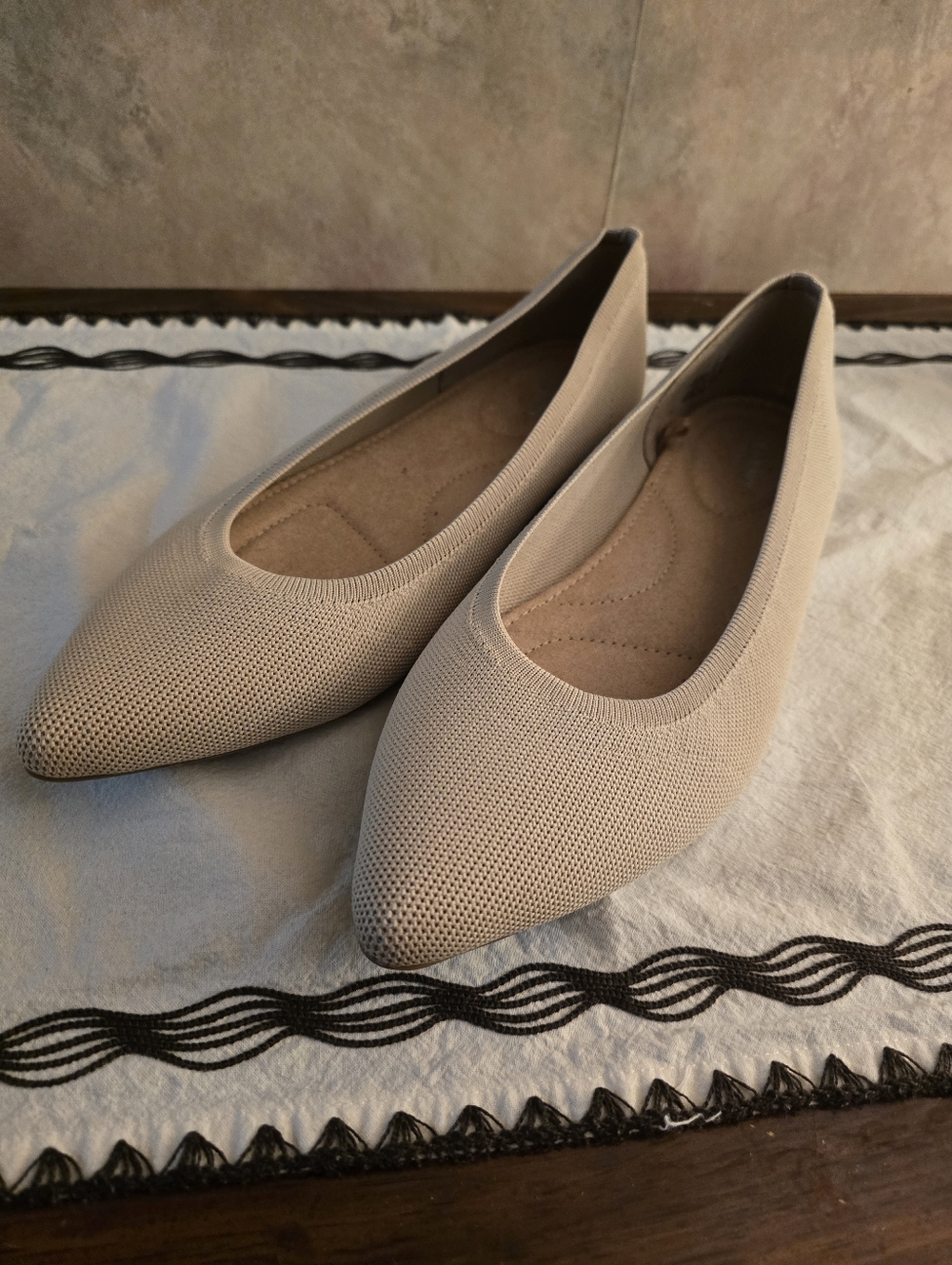 Old Navy Pointed Toe Flats, Beige/Light Tan, Size 11